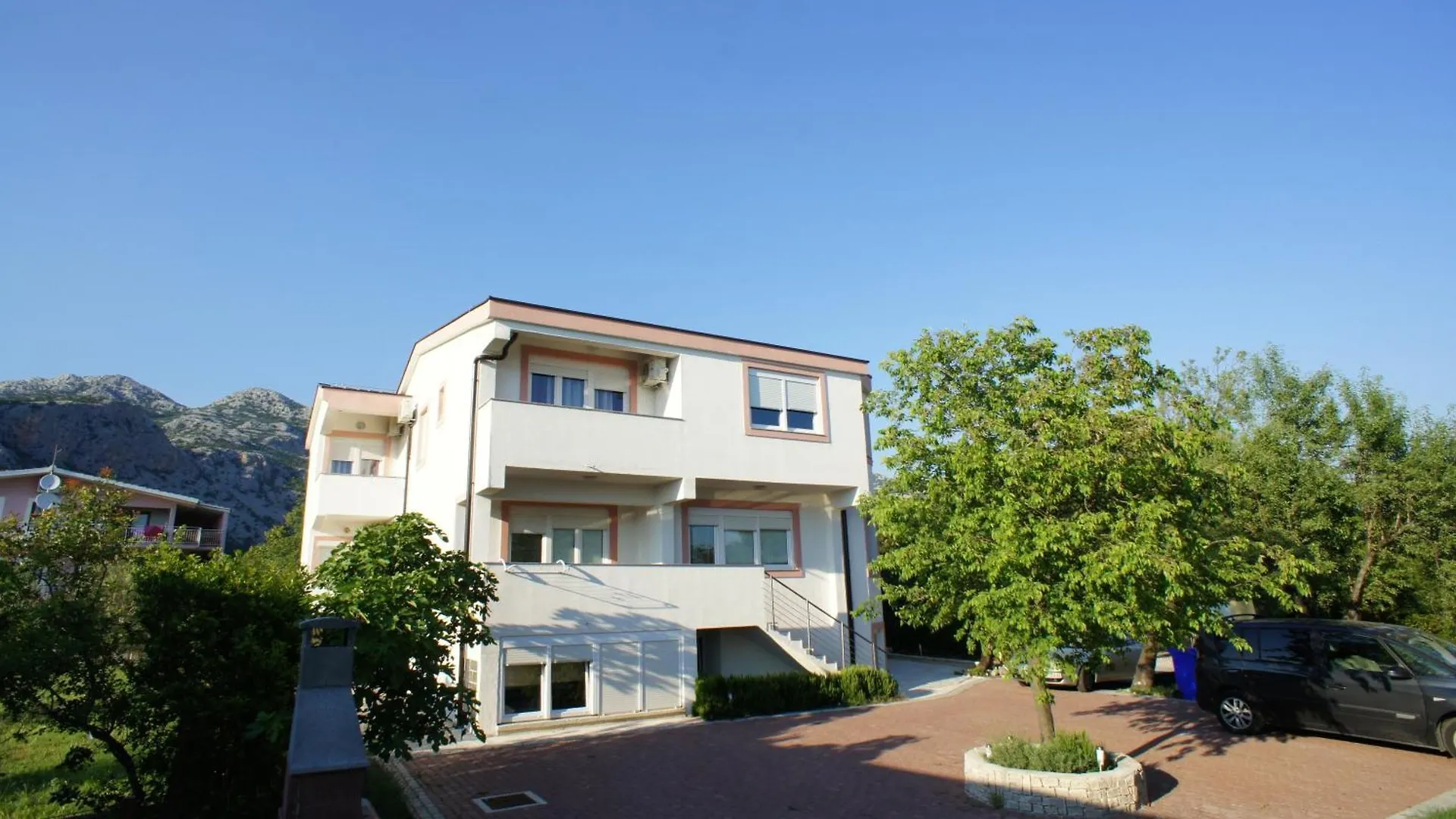 Argyruntum Apartments contacts